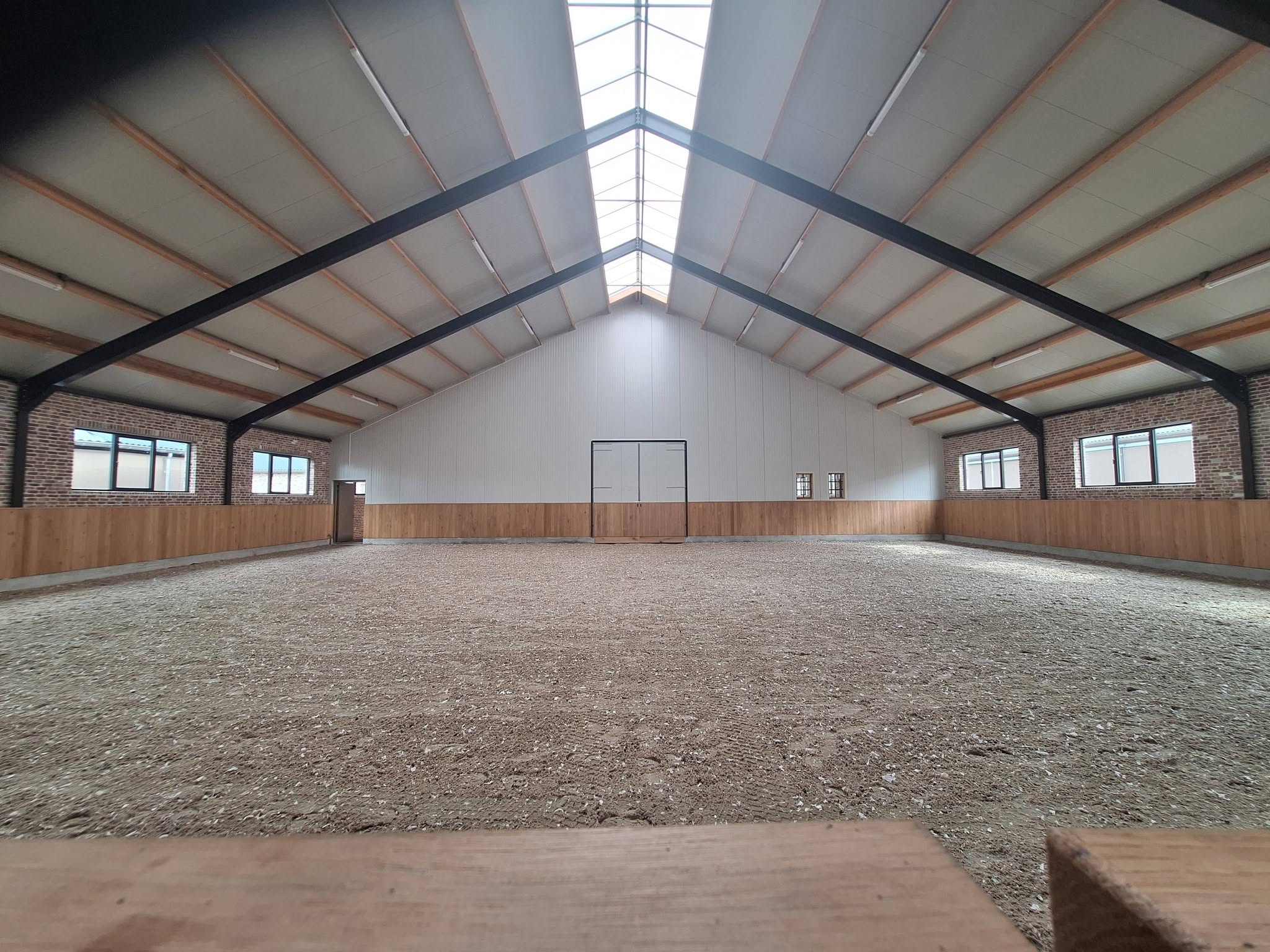 Binnenkant van de manege met schone lichtkoepels en ramen